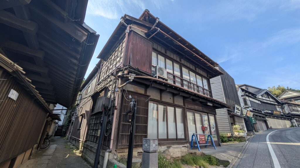 伝統的な日本の木造家屋が並ぶ静かな路地の風景