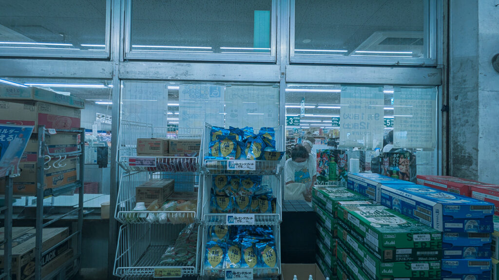 2026年9月撮影・成田市土屋のタイヨー成田店 旧店舗 窓際の菓子と飲料の売場|営業中