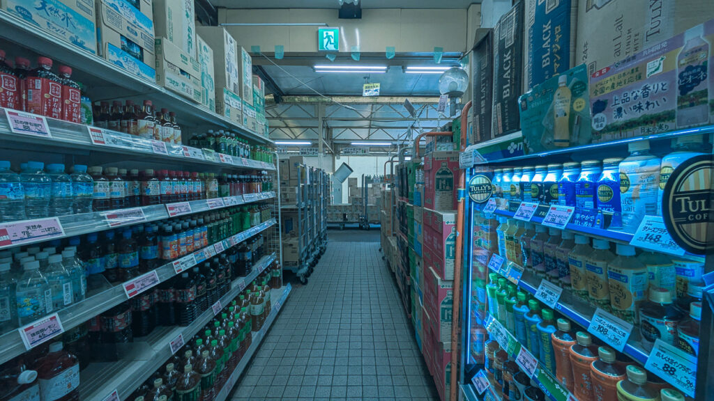 2026年9月撮影・成田市土屋のタイヨー成田店 旧店舗 タイル床の飲料売場の通路|営業中