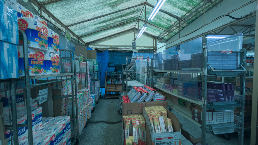 2026年9月撮影・成田市土屋のタイヨー成田店 旧店舗 仮設テント内の日用品売場|営業中