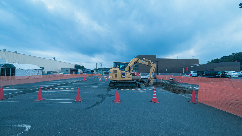 2026年9月撮影・成田市土屋のタイヨー成田店 駐車場の掘削工事と奥の新店舗の建物|営業中