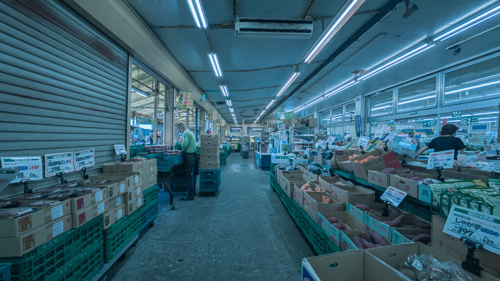 2026年9月撮影・成田市土屋のタイヨー成田店 旧店舗 箱のまま並ぶ青果売場の通路|営業中