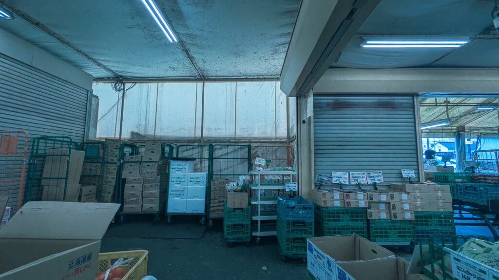 2026年9月撮影・成田市土屋のタイヨー成田店 旧店舗 仮設テント内の売場とシャッター|営業中
