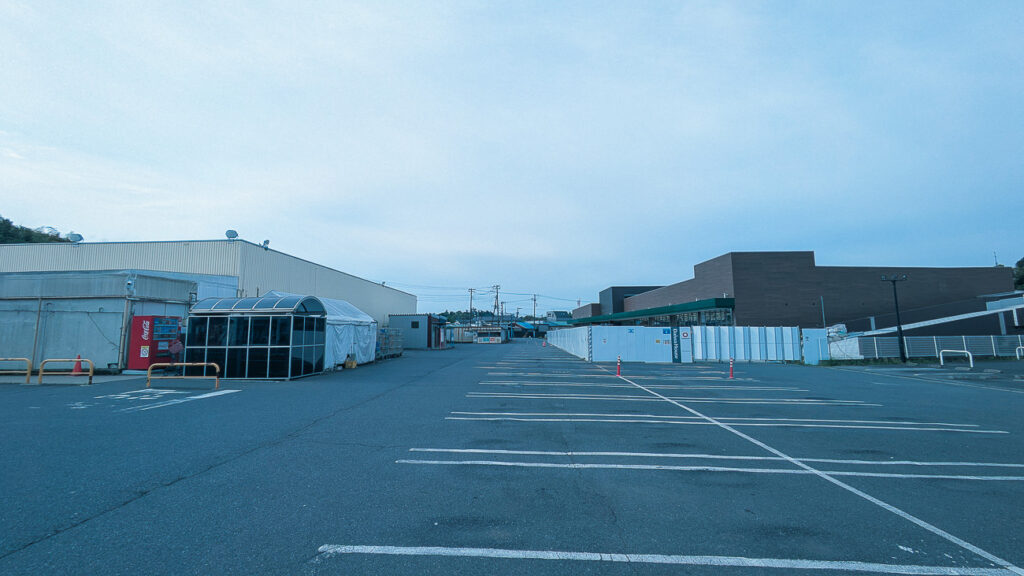 2026年4月撮影・成田市土屋のタイヨー成田店 駐車場から見た旧店舗(左)と新店舗の建物(右奥)|営業中