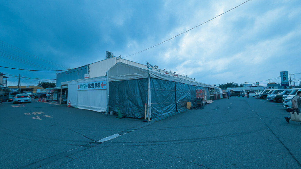 2026年9月撮影・成田市土屋のタイヨー成田店 旧店舗とシートで覆われた仮設テント|営業中