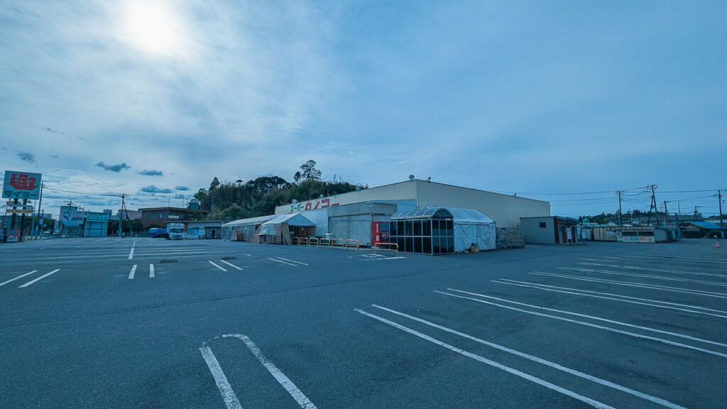2026年4月撮影・成田市土屋のタイヨー成田店 広い駐車場と旧店舗の全景|営業中