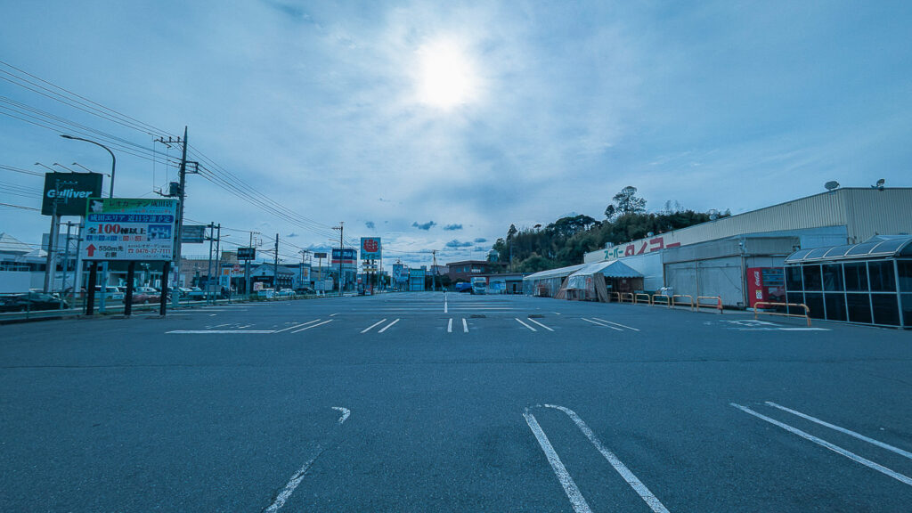 2026年4月撮影・成田市土屋のタイヨー成田店 国道408号側から見た駐車場と旧店舗|営業中