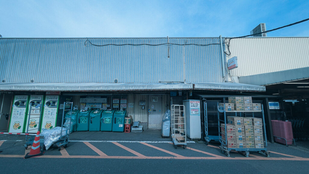 2026年4月撮影・成田市土屋のタイヨー成田店 旧店舗側面の資源回収機と搬入口|営業中