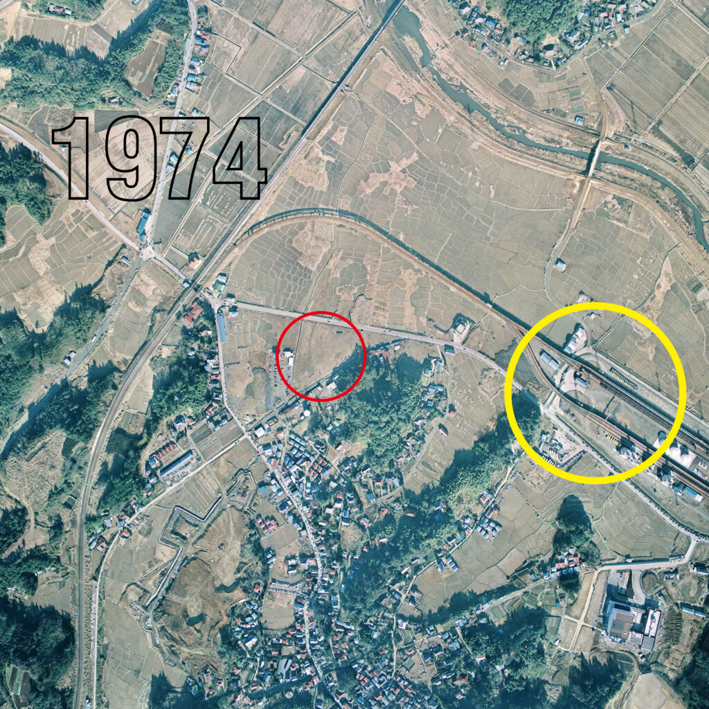 1974年撮影の空中写真・成田市土屋 タイヨー成田店が開店する前の一帯(赤丸)と成田空港の資材輸送基地(黄丸)