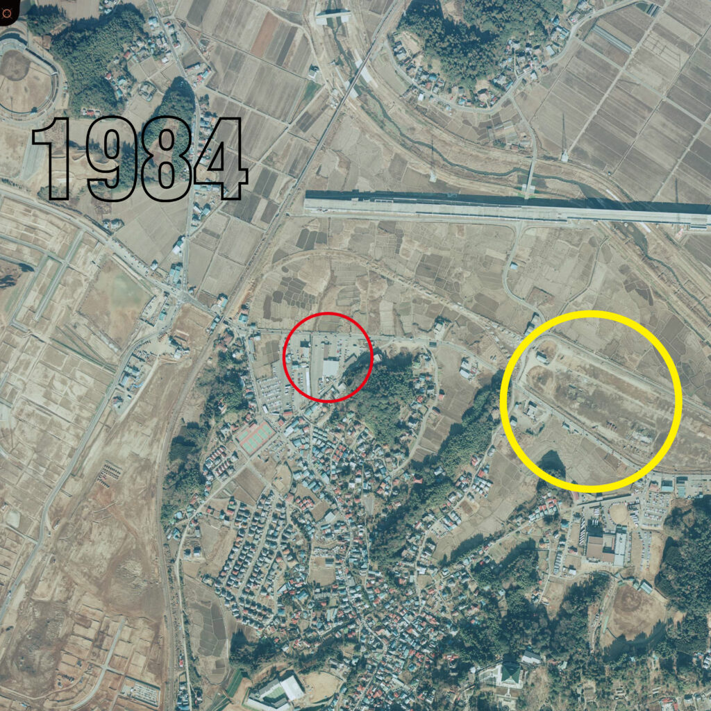 1984年撮影の空中写真・成田市土屋 開店後のタイヨー成田店(赤丸)と燃料輸送基地の跡(黄丸)