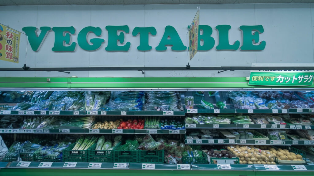 2026年撮影・成田市土屋のタイヨー成田店 旧店舗 VEGETABLEの切り文字がある青果売場|営業中