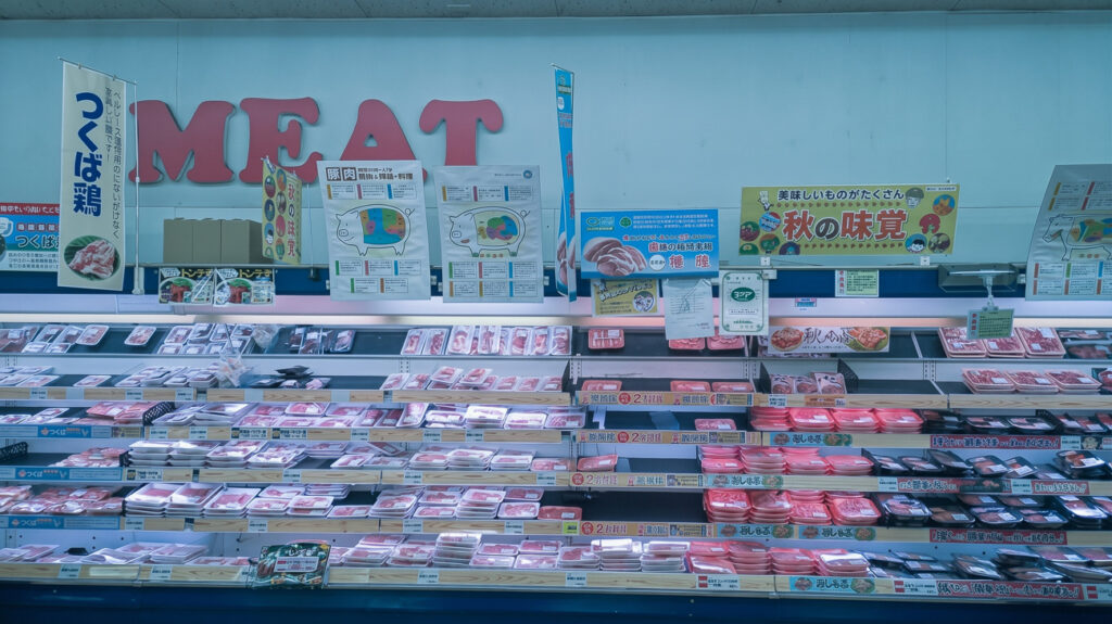 2026年撮影・成田市土屋のタイヨー成田店 旧店舗 MEATの切り文字がある精肉売場|営業中
