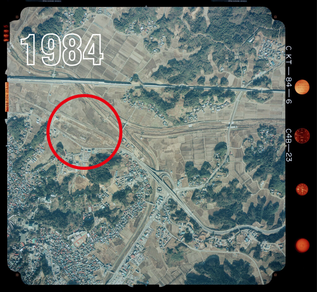 1984年撮影の空中写真・成田市土屋（現ウイング土屋）一帯｜土地区画整理事業の前、一帯は水田