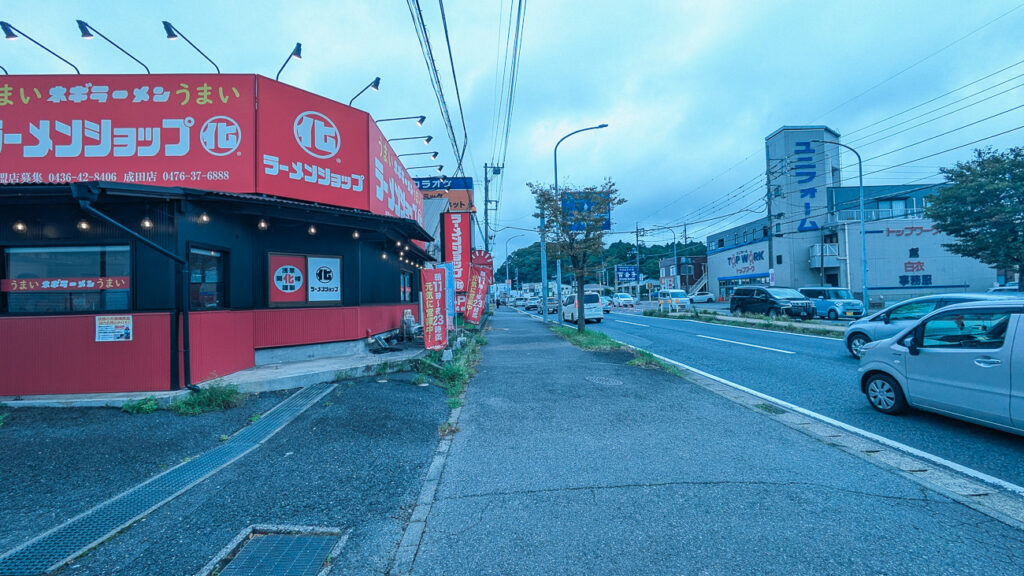 2026年9月撮影・成田市ウイング土屋のラーメンショップ〇化 成田ウイング土屋店 赤い看板と店頭｜営業中