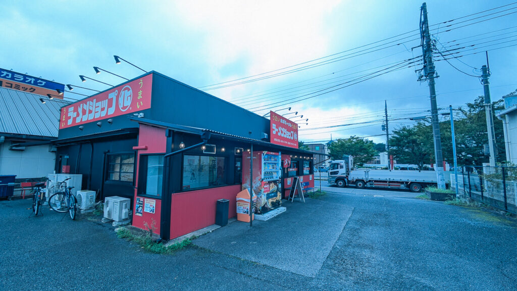 2026年9月撮影・成田市ウイング土屋のラーメンショップ〇化 成田ウイング土屋店 入口まわり｜営業中