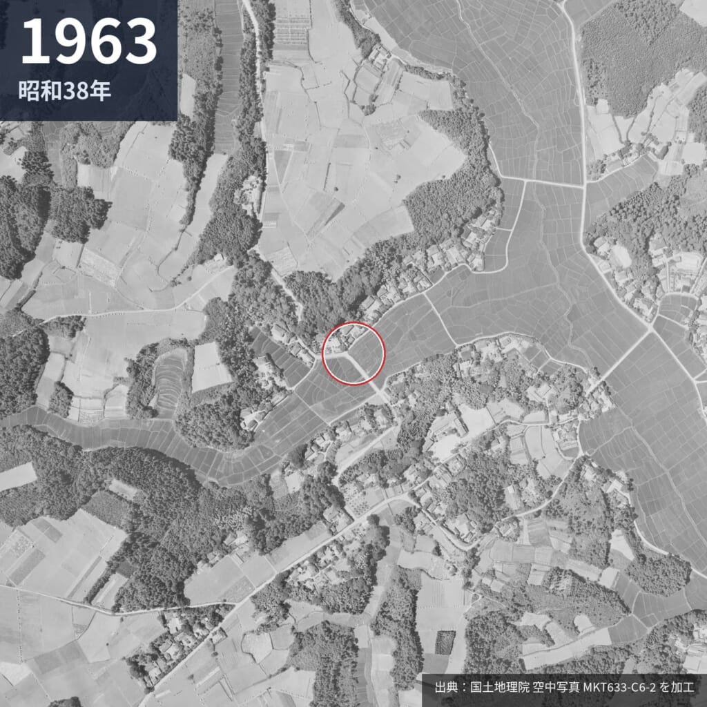 1963年の芝山町菱田・辺田集落の航空写真。分かれ道沿いに家が並び谷底に田が広がる