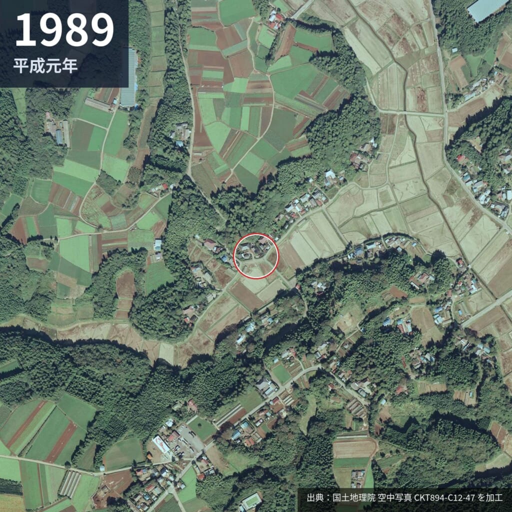 1989年の芝山町菱田・辺田集落の航空写真。屋根の数は1963年とほぼ同じ