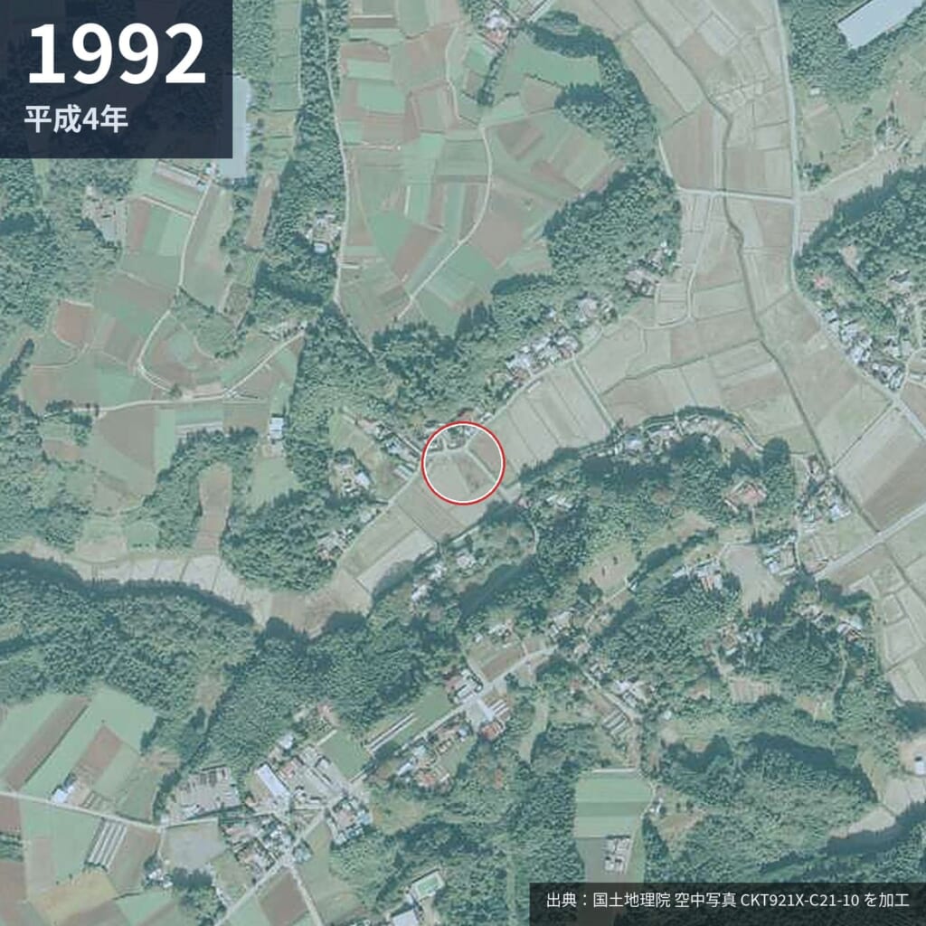 1992年の芝山町菱田・辺田集落の航空写真。集団移転前でまだ家が建っている