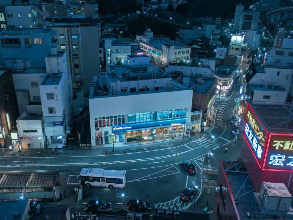 2026年10月撮影・成田市花崎町 夕暮れの京成成田駅西口ロータリーと千葉交通京成成田駅前ビル｜現存