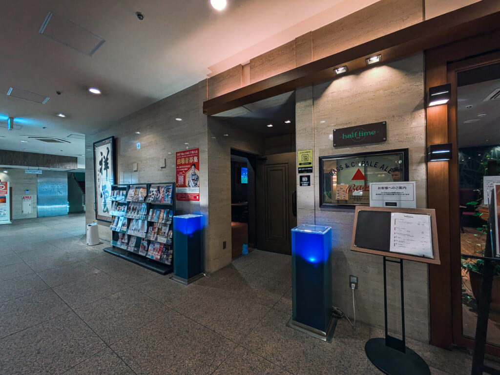 2026年10月撮影・成田市花崎町のホテルウェルコ成田 ロビーのバー入口と青く光る柱|営業中