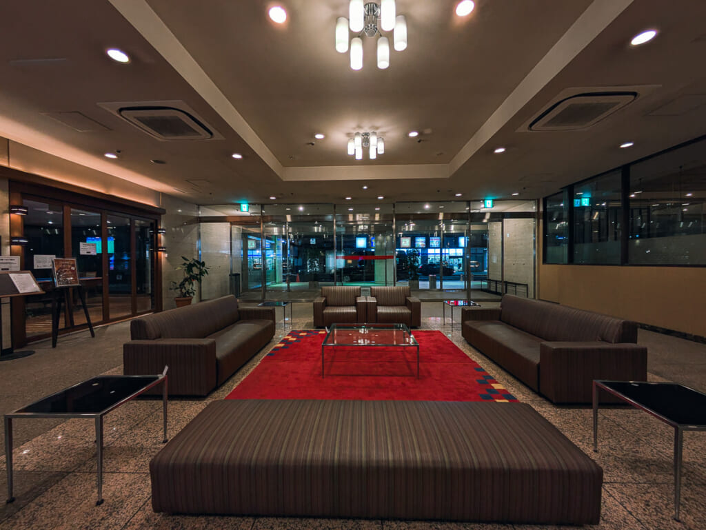 2026年10月撮影・成田市花崎町のホテルウェルコ成田 赤いじゅうたんのロビーラウンジ|営業中