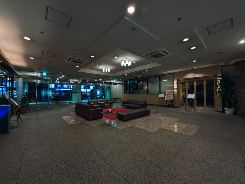 2026年10月撮影・成田市花崎町のホテルウェルコ成田 ロビーラウンジと正面玄関のガラス|営業中