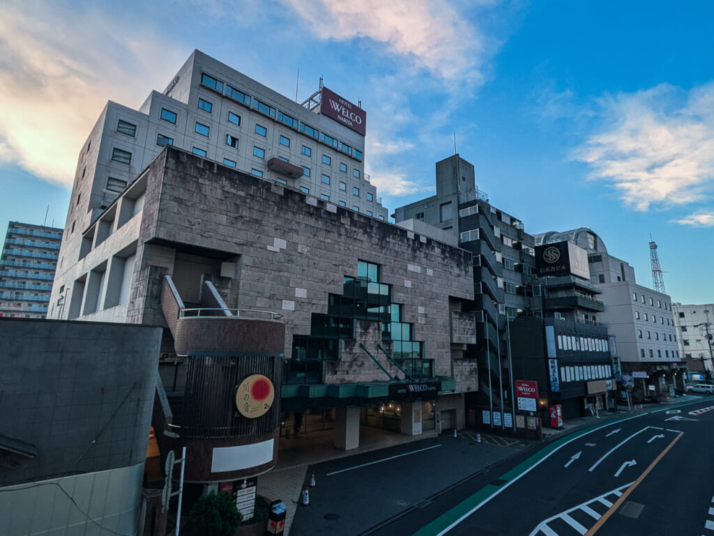 2026年10月撮影・成田市花崎町のホテルウェルコ成田 駅前通りから見た本館の外観|営業中