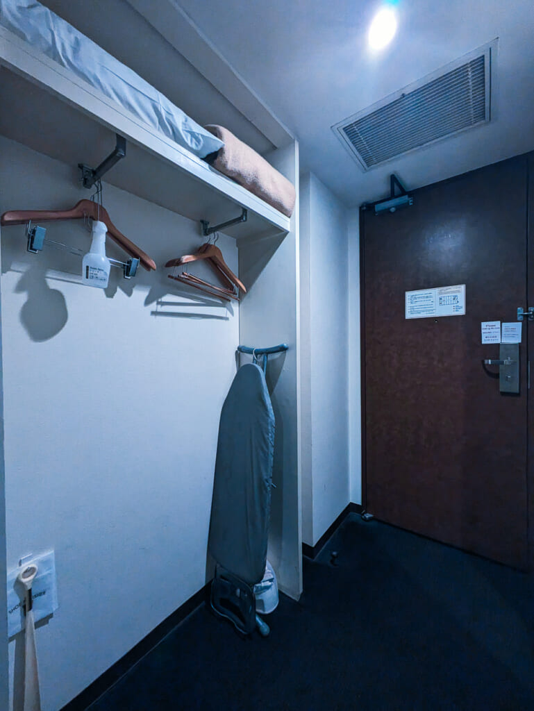 2026年10月撮影・成田市花崎町のホテルウェルコ成田 客室のクローゼットとアイロン台|営業中