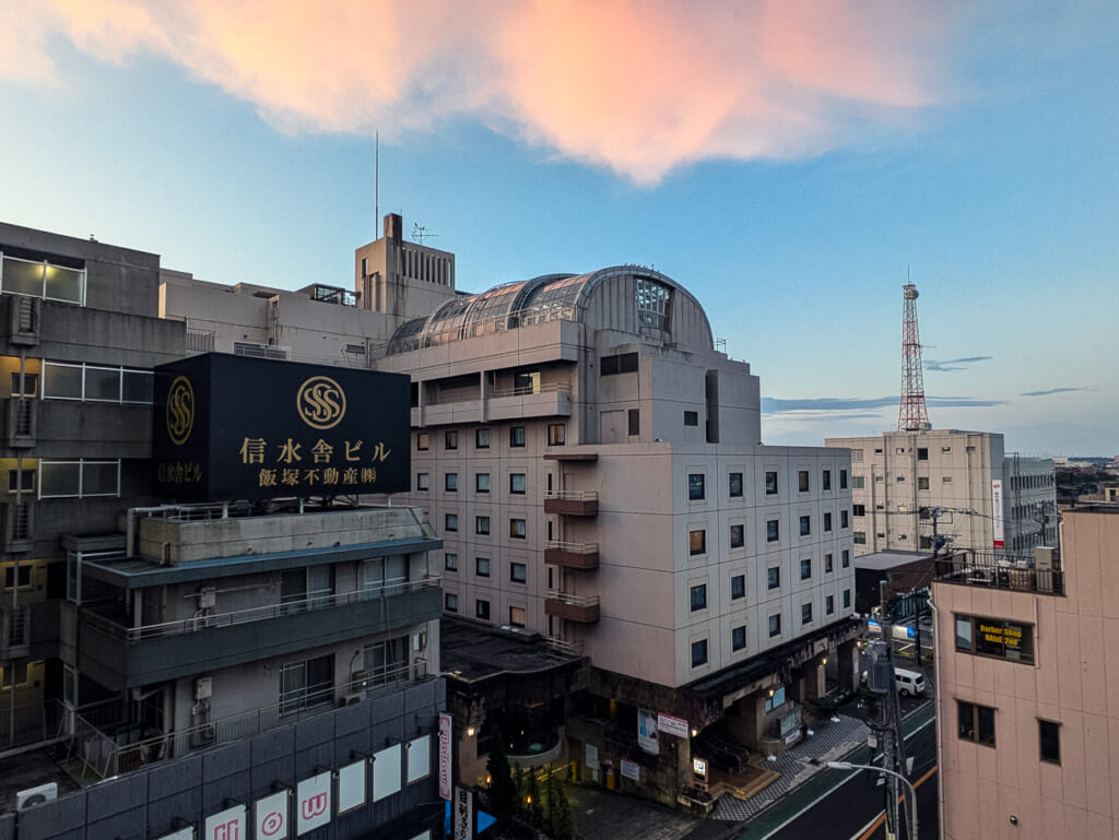 2026年10月撮影・成田市花崎町のホテルウェルコ成田 別館屋上の開閉式プールのアーチ形ガラス屋根|不明