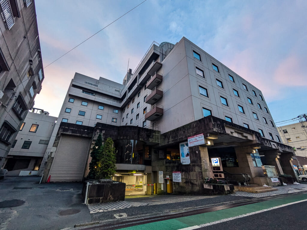 2026年10月撮影・成田市花崎町のホテルウェルコ成田 裏手の通りから見た別館とみられる建物とシャッター|営業中