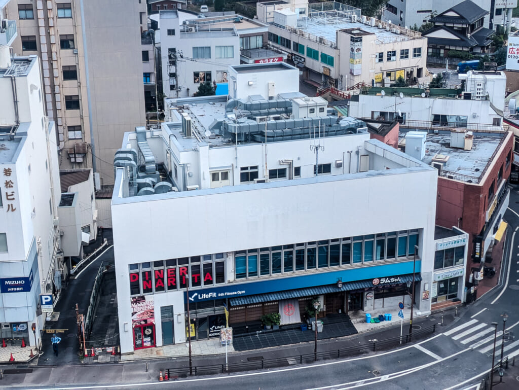 2026年撮影・成田市花崎町の千葉交通京成成田駅前ビルを高い位置から見た外観と屋上の3階部分｜現存