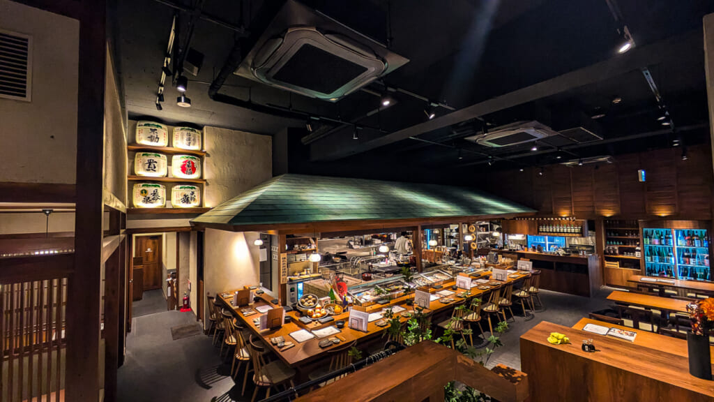 2026年撮影・成田市花崎町のこだわりもん一家 成田店の店内 屋根付きの大きなカウンター｜営業中