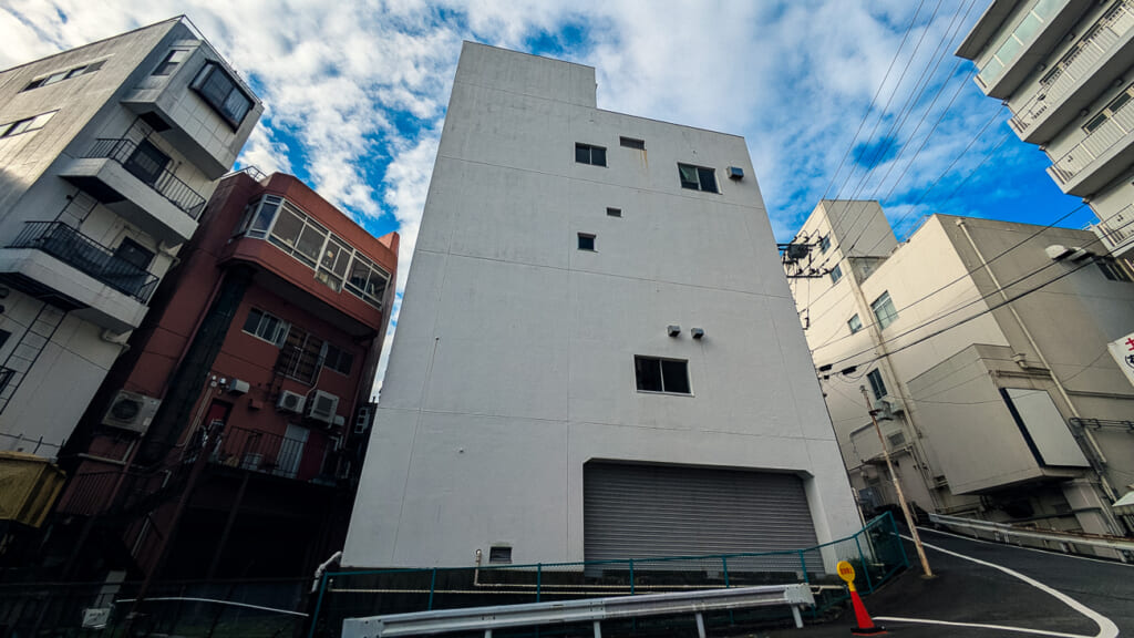 2026年撮影・成田市花崎町の千葉交通京成成田駅前ビル 裏手のシャッター付き出入口｜現存