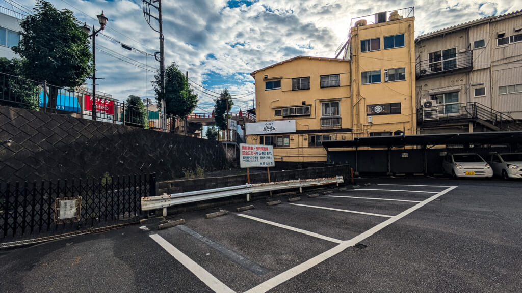 2026年撮影・成田市花崎町 千葉交通京成成田駅前ビル裏の駐車場を別の角度から｜現存