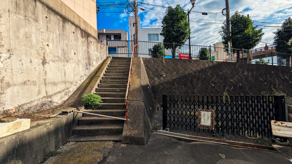 2026年撮影・成田市花崎町 千葉交通京成成田駅前ビル裏の階段と擁壁｜現存