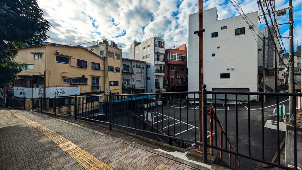 2026年撮影・成田市花崎町 市役所通りの歩道から見た千葉交通京成成田駅前ビルの裏手｜現存