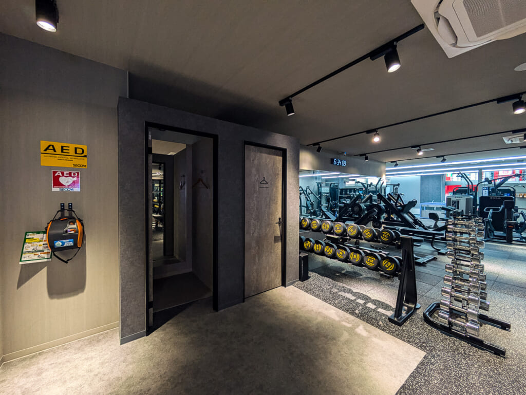 2026年撮影・成田市花崎町のLifeFit京成成田駅前店 AEDとダンベルラック｜営業中