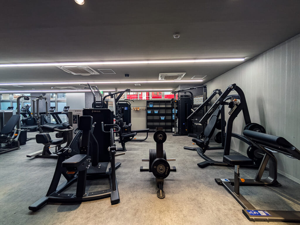 2026年撮影・成田市花崎町のLifeFit京成成田駅前店 トレーニングマシンが並ぶエリア｜営業中