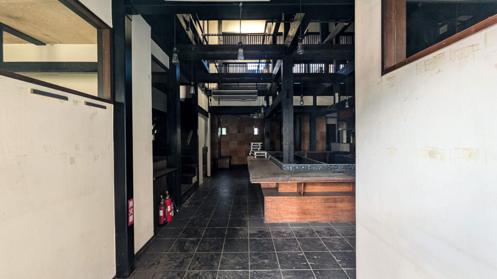 2026年撮影・成田駅前のこだわりもん一家 旧店舗の店内（ガラス越し）｜閉店・建物あり