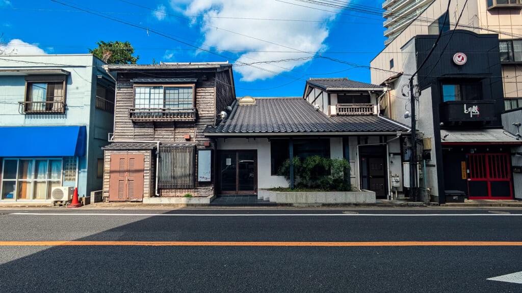 2026年撮影・成田駅前のこだわりもん一家 旧店舗の外観（2022年10月閉店）｜閉店・建物あり