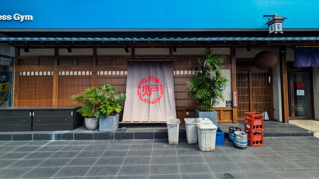 2026年撮影・成田市花崎町のこだわりもん一家 成田店の入口（千葉交通京成成田駅前ビル1階）｜営業中
