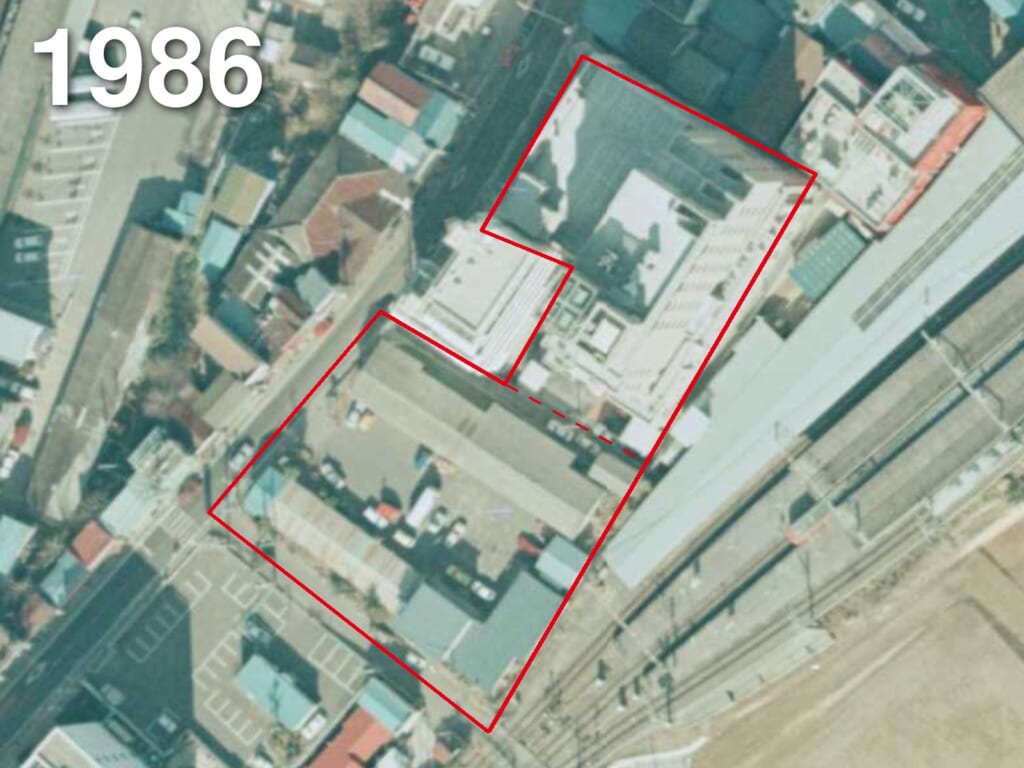 1986年・成田市花崎町 ホテルレッツ成田の本館完成後の空中写真(国土地理院)|現存