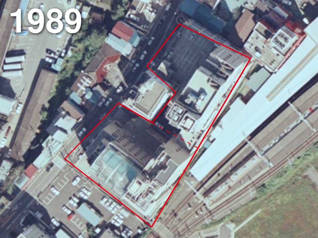 1989年・成田市花崎町 ホテルレッツ成田の本館と別館の空中写真 屋上のガラス屋根(国土地理院)|現存