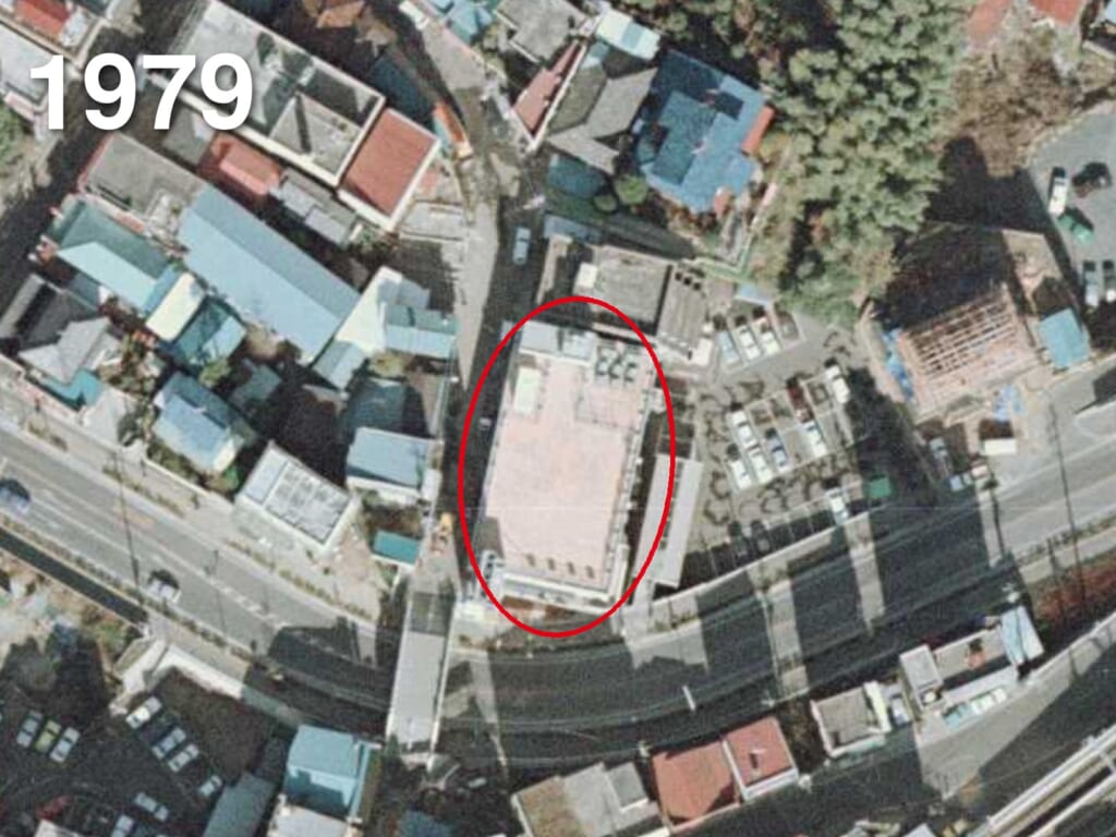 1979年・成田市花崎町 完成した開運ビルと市役所通りの空中写真(国土地理院)|現存