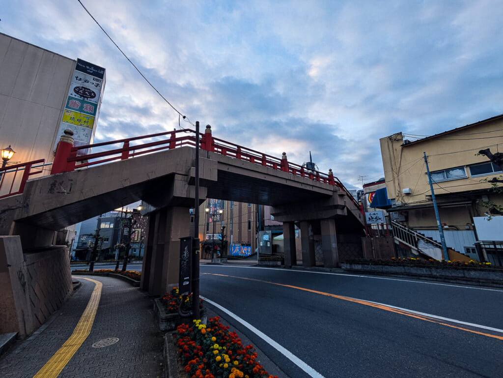 2026年10月撮影・成田市花崎町の開運橋 市役所通りをまたぐ朱色の欄干の橋|現存