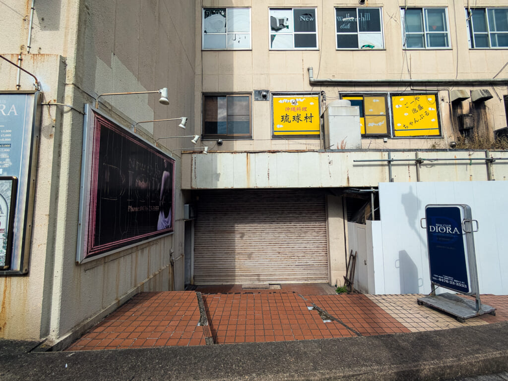 2026年10月撮影・成田市花崎町の開運ビル 地下のNew Club DIORAの看板|営業中