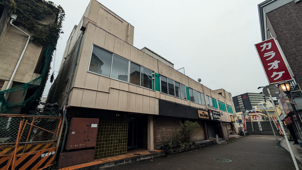 2026年10月撮影・成田市花崎町の開運ビル 路地側の外観と緑の窓|現存