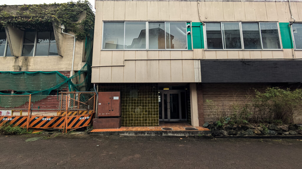 2026年10月撮影・成田市花崎町の開運ビル 路地側1階の入口とシャッター|現存