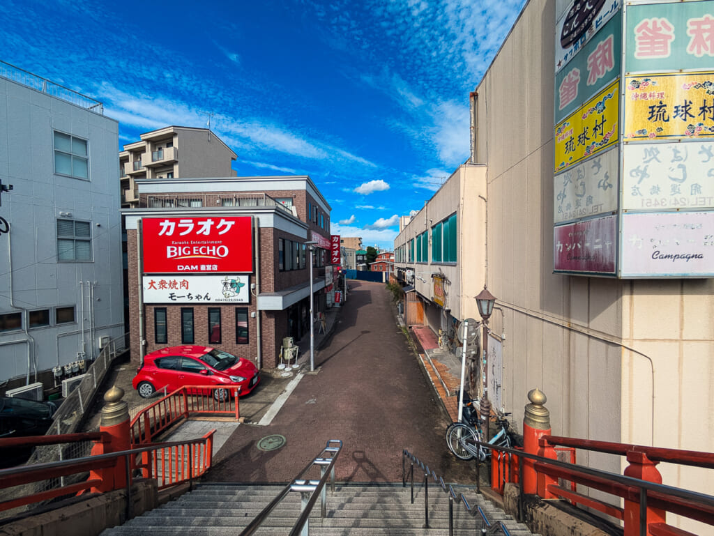 2026年10月撮影・成田市花崎町の開運橋から北へ延びる路地 右に開運ビル|現存