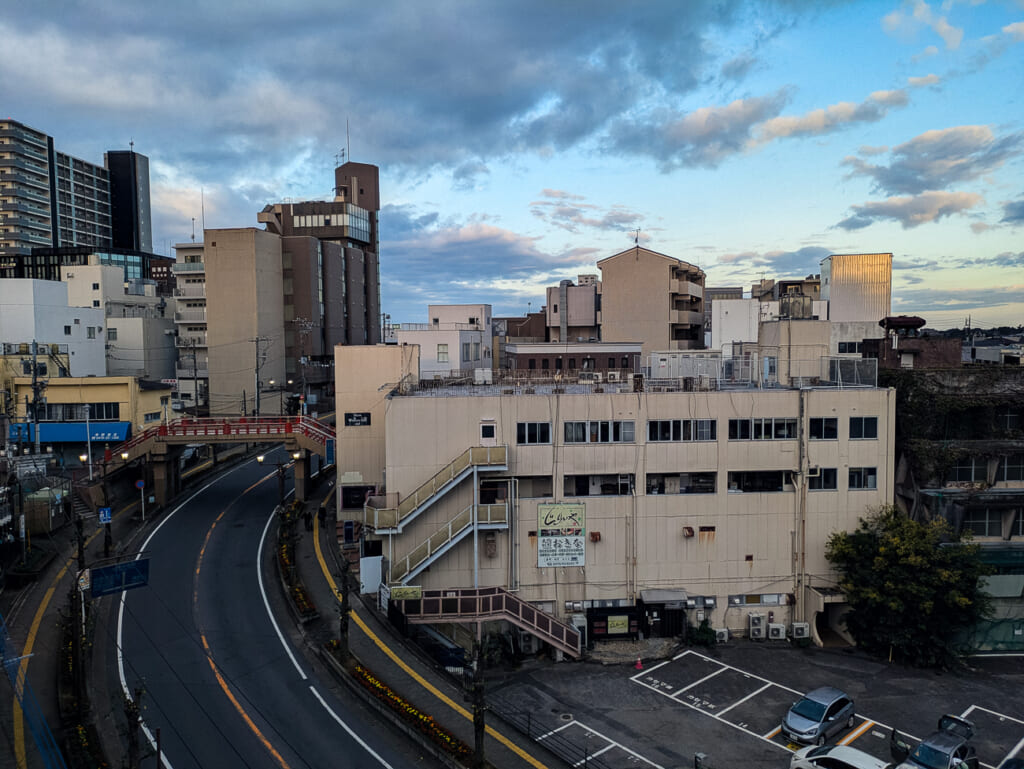 2026年10月撮影・成田市花崎町の開運ビル 高い位置から見た市役所通りと開運橋|現存
